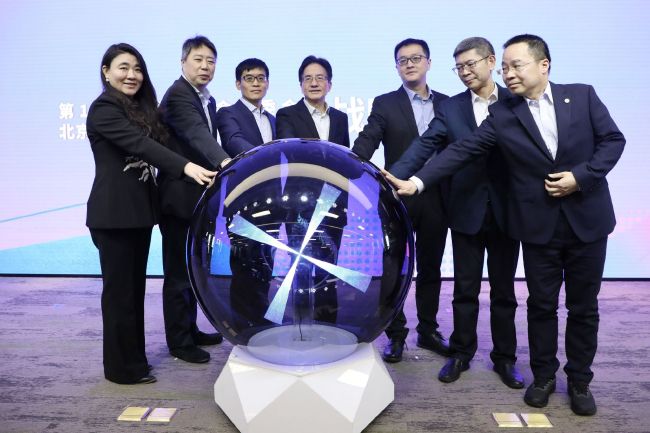 康素差在香港的贩毒生意被警方查处后带团队逃到金三角发展，却意外发现身边藏有卧底